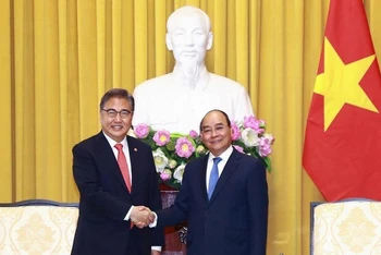 [Ảnh] Chủ tịch nước Nguyễn Xuân Phúc tiếp Bộ trưởng Ngoại giao Hàn Quốc Park Jin 
