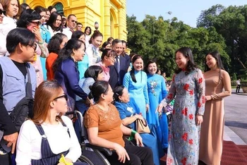 Phó Chủ tịch nước Võ Thị Ánh Xuân trò chuyện cùng Đoàn đại biểu phụ nữ khuyết tật.