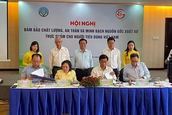 Đại diện các cơ quan thuộc Bộ Nông nghiệp và Phát triển nông thôn và Thành phố Hồ Chí Minh ký thỏa thuận tăng cường kiểm soát nguồn gốc thực phẩm. 