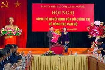 Đồng chí Trương Thị Mai trao quyết định và tặng hoa chúc mừng đồng chí Nguyễn Văn Thể.