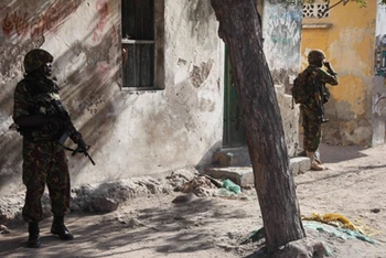 Các binh sĩ Kenya thuộc Phái bộ Liên minh châu Phi tại Somalia (AMISOM) tuần tra tại thành phố cảng Kismayo, miền nam Somalia tháng 10/2013.(Nguồn: AFP)