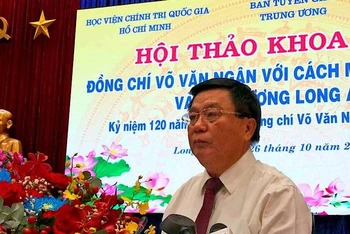 Đồng chí Nguyễn Xuân Thắng, Ủy viên Bộ Chính trị, Giám đốc Học viện Chính trị Quốc gia Hồ Chí Minh, Chủ tịch Hội đồng Lý luận Trung ương, phát biểu đề dẫn hội thảo. 