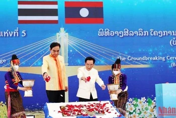 Thủ tướng Chính phủ Lào Phankham Viphavanh và Thủ tướng Thái Lan Prayut Chan-o-cha đồng chủ trì Lễ động thổ.