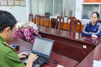 Công an tỉnh An Giang làm thủ tục bắt giữ Vũ Thị Kim Phượng.