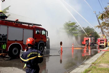 Lực lượng chức năng đang thực hiện phương án chữa cháy và cứu nạn, cứu hộ. 