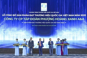 Đại diện Tập đoàn Phenikaa nhận biểu trưng Thương hiệu Quốc gia 2022.