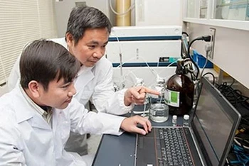 Giáo sư, Tiến sĩ Trần Đăng Xuân (bên phải) và nghiên cứu viên tại Phòng thí nghiệm sinh lý, thực vật và hóa sinh. (Nguồn: Đại học Hiroshima)