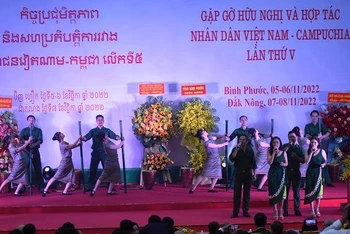 Biểu diễn văn nghệ tại chương trình “Gặp gỡ hữu nghị và hợp tác nhân dân Việt Nam-Campuchia lần thứ 5”.