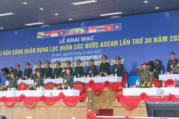 Đại biểu các nước ASEAN tham dự Lễ khai mạc giải bắn súng quân dụng Lục quân các nước ASEAN lần thứ 30. 