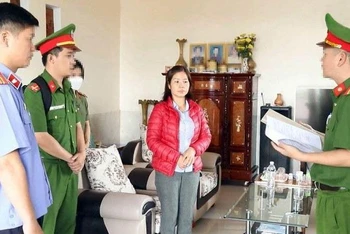 Cơ quan chức năng huyện Bảo Lâm thực hiện lệnh bắt tạm giam bị can Nông Thị Thu Huyền. 