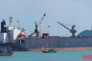 Tàu vào bốc dỡ hàng hóa ở Cảng Hòn La, tỉnh Quảng Bình.