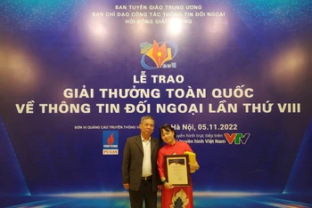 Tác giả Quyên Gavoye và bố tại lễ trao giải.