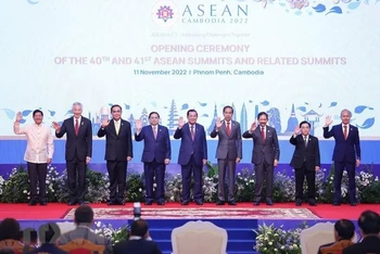 Thủ tướng Phạm Minh Chính và trưởng đoàn các nước ASEAN chụp ảnh chung tại Lễ khai mạc. (Ảnh: TTXVN) 