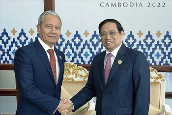 Thủ tướng Phạm Minh Chính gặp Chủ tịch Hạ viện Malaysia Azhar Azizan Harun. (Ảnh: TTXVN)