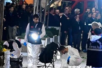 Lực lượng chức năng điều tra tại hiện trường vụ nổ ở khu phố đi bộ thuộc trung tâm thành phố Istanbul, Thổ Nhĩ Kỳ ngày 13/11. (Ảnh: AFP/TTXVN)