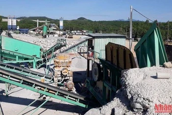 Trạm trộn bê-tông xi-măng của Công ty trách nhiệm hữu hạn bê-tông Trung Nam xây “chui” trên đất rừng sản xuất.