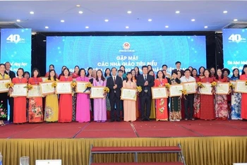 Bộ trưởng Giáo dục và Đào tạo Nguyễn Kim Sơn đã tặng Bằng khen cho 400 nhà giáo và cán bộ quản lý tiêu biểu, xuất sắc.