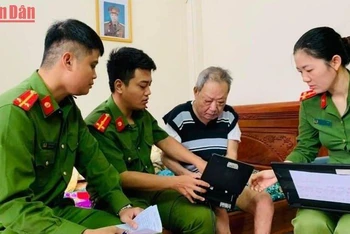 Lực lượng đoàn viên, thanh niên Công an tỉnh Thái Bình xuống tận nhà dân làm thủ tục cấp căn cước công dân gắn chip điện tử và hướng dẫn kích hoạt tài khoản định danh cá nhân. 