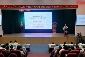 Quang cảnh buổi báo cáo chuyên đề về Nhà nước pháp quyền xã hội chủ nghĩa Việt Nam. 
