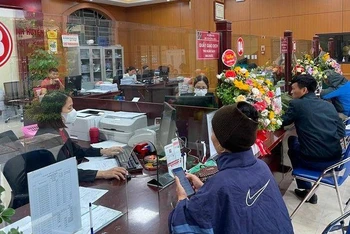 Giao dịch khách hàng tại Agribank chi nhánh huyện Ứng Hòa.