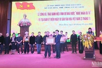 Thừa ủy quyền của Chủ tịch nước, Phó Chủ tịch Thường trực UBND tỉnh Điện Biên Phạm Đức Toàn trao bằng cho các nghệ nhân. 