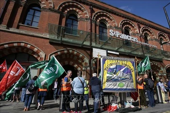 Các thành viên Liên đoàn công nhân đường sắt, hàng hải và vận tải quốc gia (RMT) Anh đình công bên ngoài nhà ga quốc tế St Pancras ở trung tâm London, Anh. (Ảnh tư liệu: AFP/TTXVN)