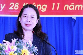 Đồng chí Võ Thị Ánh Xuân phát biểu tại buổi tiếp xúc cử tri.