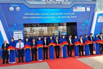 Các đại biểu thực hiện nghi thức khai mạc triển lãm và chuỗi các hoạt động của Techfest Vietnam 2022.