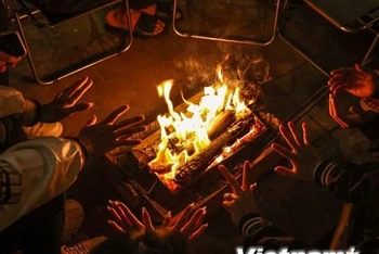 [Ảnh] Người dân Thủ đô đốt lửa sưởi ấm trong đêm đông rét buốt