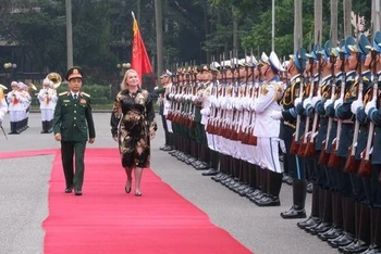 Bộ trưởng Quốc phòng Phan Văn Giang chủ trì lễ đón Bộ trưởng Quốc phòng Cộng hòa Czech Jana Cernochova.