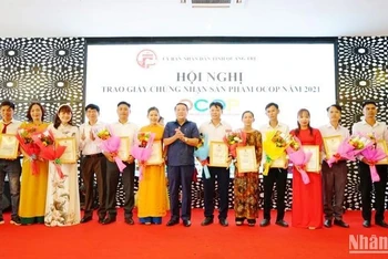 Phó Chủ tịch Thường trực Ủy ban nhân dân tỉnh Quảng Trị Hà Sỹ Đồng trao chứng nhận sản phẩm OCOP của tỉnh.