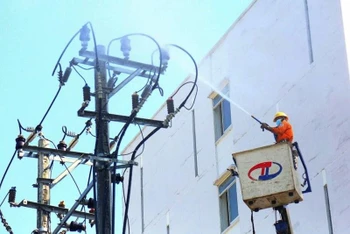 Kiểm tra bảo dưỡng lưới điện không cắt điện ở Đà Nẵng.