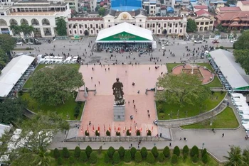 Gala Ngày của phở được tổ chức trước khu vực tượng đài Hưng Đạo đại vương Trần Quốc Tuấn, thu hút đông đảo người dân tham dự. 