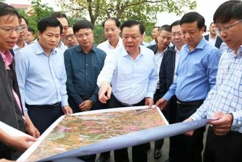 Bí thư Thành ủy Hà Nội Đinh Tiến Dũng kiểm tra thực địa việc triển khai dự án đường Vành đai 4-Vùng Thủ đô tại tỉnh Bắc Ninh.