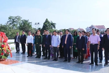Đại sứ Nguyễn Bá Hùng dẫn đầu đoàn đại biểu dâng hoa trước tượng đài Chủ tịch Kaysone Phomvihane. (Ảnh: Hải Tiến)