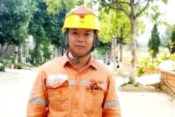 Anh Nguyễn Đức Thành, công nhân Đội quản lý vận hành điện Cam Đường, thuộc Điện lực thành phố Lào Cai cứu sống cháu bé 7 tuổi bị ngạt khói trong vụ cháy.