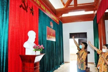 Chi bộ bản Rào Tre (Hương Liên, Hương Khê) kết nạp đảng viên mới người dân tộc Chứt. 