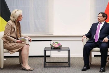 Thủ tướng chia sẻ với Công chúa về các nội dung trao đổi với Thủ tướng, Chủ tịch Hạ viện Bỉ, lãnh đạo hai vùng Wallonie Bruxelles và Flanders, đồng thời đề nghị Công chúa khuyến khích các doanh nghiệp Bỉ đẩy mạnh hơn nữa thương mại-đầu tư vào Việt Nam. (Ảnh: VGP/Nhật Bắc) 