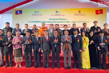 Các đại biểu tại Lễ động thổ xây dựng dự án tổ hợp công nghiệp bauxite-alumin Dakchueng. (Ảnh: Trịnh Dũng)