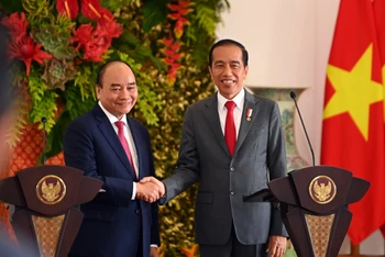 Chủ tịch nước Nguyễn Xuân Phúc và Tổng thống Indonesia Joko Widodo tại cuộc họp báo sau hội đàm. (Nguồn: VOV) 