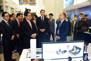Thủ tướng Phạm Minh Chính nghe giới thiệu về Trung tâm Nghiên cứu và Phát triển (R&D).