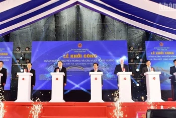 Phó Chủ tịch Thường trực Quốc hội Trần Thanh Mẫn cùng các đại biểu ấn nút khởi công dự án đường Nguyễn Hoàng và cầu vượt qua sông Hương. 