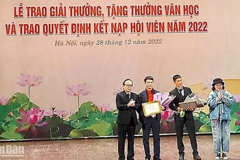 Đại diện Hội Nhà văn Hà Nội trao giải thưởng và tặng thưởng cho các tác giả, đại diện tác giả. 