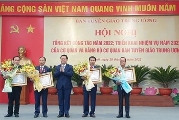Đồng chí Nguyễn Trọng Nghĩa trao Huân Chương Lao động tặng các cá nhân có đóng góp xuất sắc trong lĩnh vực công tác.