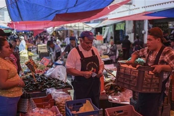 Người dân mua sắm tại một chợ ở Ozumba (Mexico). (Ảnh: AFP/TTXVN)