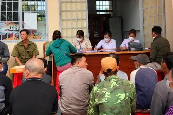 Người dân đến làm thủ tục nhận tiền hỗ trợ tại xã Thanh Sơn, huyện Định Quán.