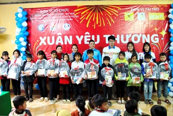Đại diện Đoàn Trường Đại học Y Dược (Đại học Huế) cùng Đoàn Thanh niên xã Hồng Thượng trao quà cho các em học sinh tại Trường tiểu học Hồng Thượng cơ sở 1.
