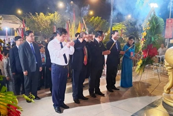 Các đồng chí lãnh đạo tỉnh Tiền Giang thắp hương tại tượng đài 3 chiến sĩ gang thép, xã Tân Phú, thị xã Cai Lậy, Tiền Giang, tối 31/12.
