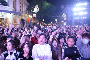 Rất đông người dân đã đổ về trung tâm thành phố Hà Nội để thưởng thức âm nhạc và chờ đón năm mới 2023. (Ảnh: Quang Thái) 