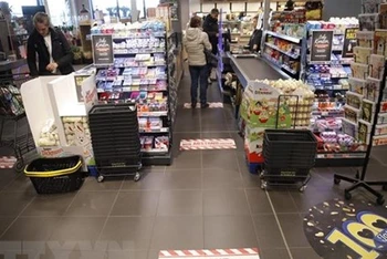 Người dân mua sắm tại siêu thị ở Berlin, Đức. (Ảnh: AFP/TTXVN)
